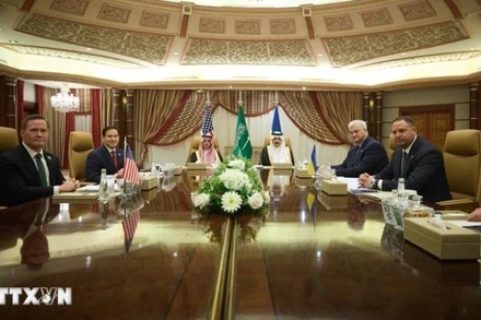 Quang cảnh cuộc đàm phán giữa phái đoàn Mỹ do Ngoại trưởng Marco Rubio (thứ 2, trái) dẫn đầu và phái đoàn Ukraine do ông Andriy Yermak (phải), Trợ lý cấp cao của Tổng thống Volodymyr Zelensky dẫn đầu, tại Jeddah ngày 11/3. (Ảnh: AA/TTXVN)