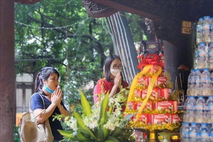 Cho dù trời mưa to, người dân tới chùa Phúc Khánh thành tâm cầu khấn dịp Lễ Vu Lan.