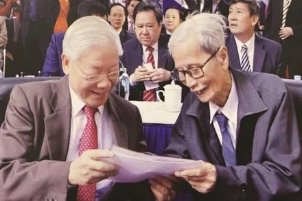 Giáo sư, Tiến sĩ Nguyễn Phú Trọng, Tổng Bí thư, Chủ tịch nước, cựu học sinh nhà trường, vui mừng nhớ lại kỷ niệm cùng Nhà giáo Lê Đức Giảng, nguyên: Bí thư Chi bộ, Giáo viên chủ nhiệm lớp 9B, Trường trung học phổ thông Nguyễn Gia Thiều, nhân dịp tới dự Lễ kỷ niệm 70 năm thành lập Trường tại quận Long Biên, thành phố Hà Nội (1950-2020) và đón nhận Huân chương Độc lập hạng Ba, ngày 14/11/2020.