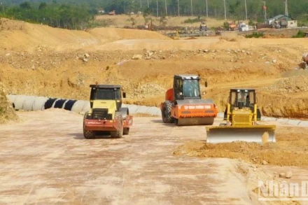 Thi công công trình đường bộ cao tốc bắc-nam phía đông đoạn qua tỉnh Quảng Bình. (Ảnh minh họa/Báo Nhân Dân)
