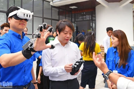 Các đại biểu trải nghiệm những sản phẩm khởi nghiệp đổi mới sáng tạo của thanh niên Hà Nội tại Ngày hội.