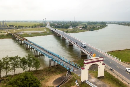 Di tích cầu Hiền Lương được phục chế với cổng chào, nhà liên hiệp, đồn công an giới tuyến, tháp canh thời điểm hiện tại. (Ảnh: THÀNH ĐẠT)