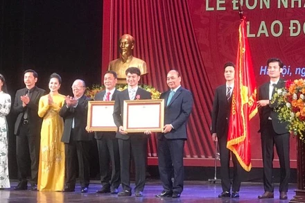 Chủ tịch nước Nguyễn Xuân Phúc trao tặng Huân chương Lao động hạng Ba cho tập thể Nhà hát kịch Việt Nam và Giám đốc Nhà hát, Nghệ sĩ ưu tú Nguyễn Xuân Bắc.