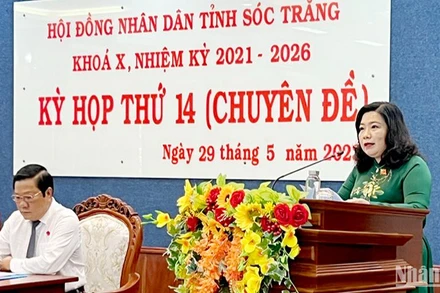 Chủ tịch HĐND tỉnh Sóc Trăng Hồ Thị Cẩm Đào phát biểu tại kỳ họp.