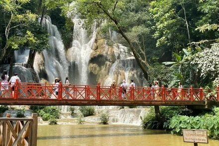 Thác Kuang Si, một địa điểm du lịch nổi tiếng tại tỉnh Luang Prabang, Lào. (Ảnh: Lê Duy Toàn)