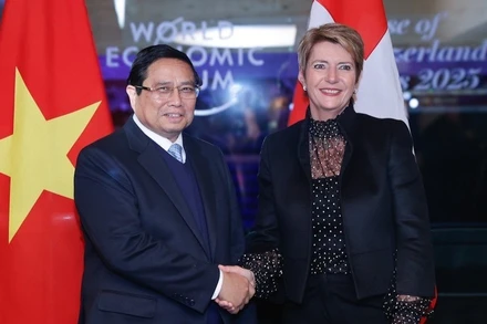 Thủ tướng Chính phủ Phạm Minh Chính và Tổng thống Thụy Sĩ Karin Keller-Sutter. (Ảnh: NHẬT BẮC/VGP)
