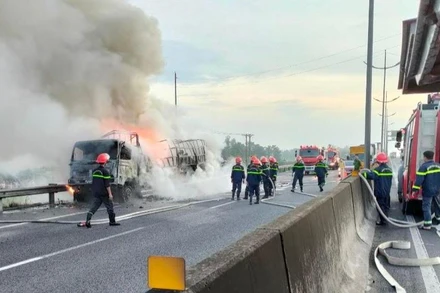 Lực lượng Cảnh sát Phòng cháy chữa cháy và Cứu nạn cứu hộ (Công an tỉnh Tiền Giang) hỗ trợ dập tắt vụ cháy xe.