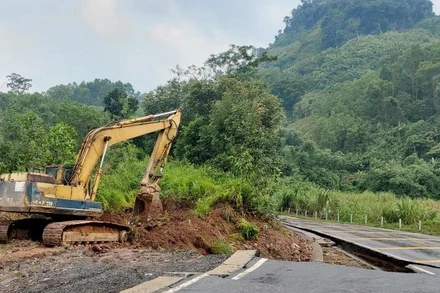 Các đơn vị thi công đang khẩn trương mở tuyến đường tạm.
