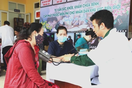 Cán bộ quân y Bộ đội Biên phòng tỉnh Đắk Lắk khám bệnh, tư vấn sức khỏe cho người dân biên giới xã Ia R’vê, huyện Ea Súp.