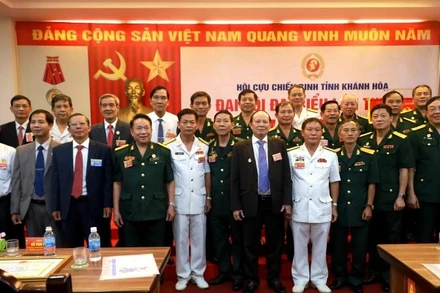 Ban Chấp hành mới chụp ảnh lưu niệm cùng đại biểu. (Ảnh: CÔNG THI)