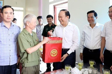 Chủ tịch Hội đồng nhân dân thành phố Hà Nội thăm, tặng quà gia đình thương binh dịp 27/7.