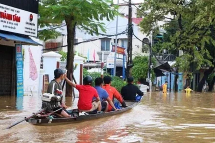 Người dân TP Huế di chuyển bằng ghe thuyền.