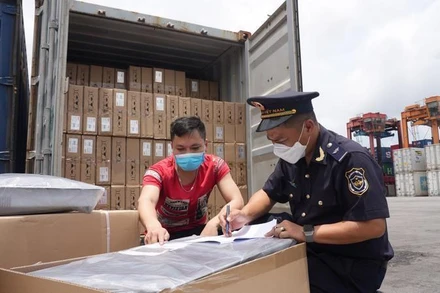 Cán bộ Hải quan Bắc Ninh hướng dẫn người dân, doanh nghiệp thực hiện các quy định về lĩnh vực Hải quan.