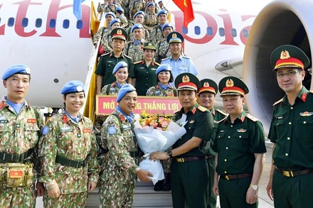 Thượng tướng Phùng Sĩ Tấn và đại diện các cơ quan, đơn vị tiễn Đội Công binh số 2 tận chân máy bay. 