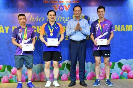 Các vận động viên giành Huy chương Vàng ở nội dung đơn nam lãnh đạo, đơn nam trên 45 tuổi và đơn nam dưới 45 tuổi.