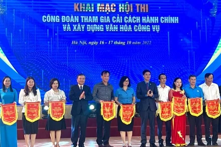 Trao Cờ lưu niệm cho 14 đội tham gia Hội thi.