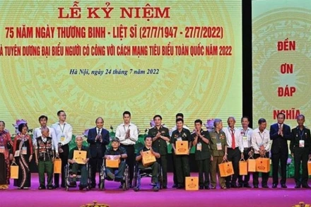 Chủ tịch nước Nguyễn Xuân Phúc; lãnh đạo Đảng, Nhà nước tặng quà đại diện đại biểu người có công với cách mạng tại Lễ kỷ niệm 75 năm Ngày Thương binh-Liệt sĩ và tuyên dương đại biểu người có công với cách mạng tiêu biểu toàn quốc năm 2022, ngày 24/7/2022. (Ảnh: Đăng Khoa)