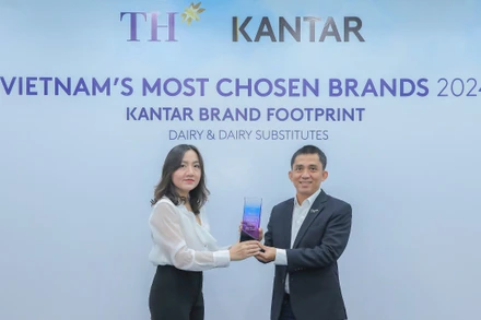 Ông Trương Quốc Bảo, Giám đốc Marketing Tập đoàn TH đại diện nhận cup chứng nhận vinh danh TH, một trong top những thương hiệu được người tiêu dùng lựa chọn nhiều nhất, có mức tăng trưởng chỉ số tiếp cận người tiêu dùng cao nhất trong Tốp 5 thương hiệu sữa và sản phẩm thay thế sữa trên thị trường Việt Nam.