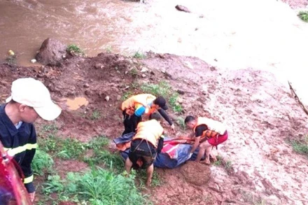 Các ngành chức năng tìm thấy thi thể bà M. ở khu vực hồ thủy lợi Ea Tam đang thi công. (Ảnh: N.H)