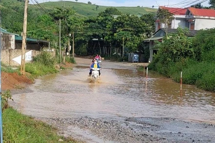 Đoạn đường bị ngập do cống tiêu thoát nước bị ông Trần Văn Điểm lấp đất gây tắc nghẽn.