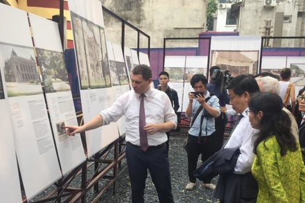 Các đại biểu tìm hiểu về sự phát triển của đô thị Hà Nội cách đây hơn 1 thế kỷ qua những bức ảnh màu.