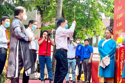 Lãnh đạo quận 6 thực hiện nghi thức dâng hương các Vua Hùng.