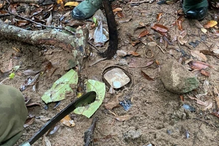 Lực lượng kiểm lâm tuần tra, tháo dỡ bẫy thú. (Ảnh: Nhân vật cung cấp).