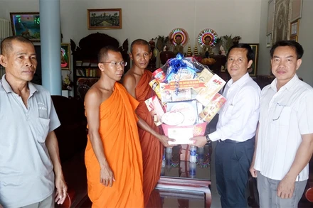 Đoàn công tác An Giang thăm, chúc Tết cổ truyền Chôl Chnăm Thmây.