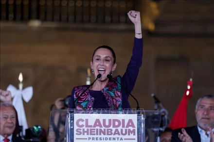 Ngày 2/6/2024, Viện Bầu cử Quốc gia Mexico (INE) công bố kết quả kiểm phiếu sơ bộ cho thấy cựu Thị trưởng Mexico City Claudia Sheinbaum (ảnh) đã giành chiến thắng vang dội trong cuộc tổng tuyển cử diễn ra cùng ngày với 57,2% số phiếu bầu, qua đó trở thành nữ Tổng thống đầu tiên trong lịch sử không chỉ ở Mexico mà còn ở khu vực Bắc Mỹ. (Ảnh: AFP/TTXVN)