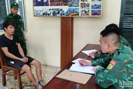 Cán bộ Đồn biên phòng Ba Sơn, Cao Lộc, (Lạng Sơn) lấy lời khai đối tượng Lăng Văn bảy.