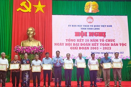 Uỷ ban nhân dân tỉnh Vĩnh Long trao Bằng khen cho các cá nhân có thành tích xuất sắc trong công tác tổ chức Ngày hội Đại đoàn kết dân tộc, giai đoạn 2003-2023. 