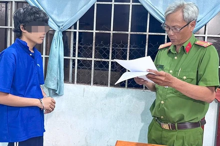 Công an tỉnh Vĩnh Long đọc lệnh bắt đối tượng Huỳnh Tấn Tài. 