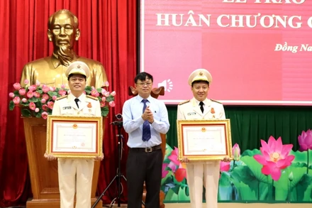 Đồng chí Cao Tiến Dũng trao Huân chương Chiến công hạng Nhất cho hai cá nhân.