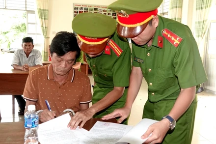 Bị can Tống Duy Mạnh (áo nâu). (Ảnh: Công an cung cấp)