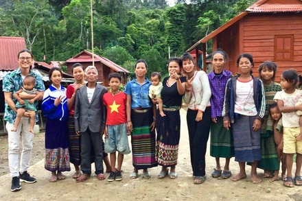 Tiến sĩ Tạ Thành Tấn (ngoài cùng, bên trái) chụp ảnh lưu niệm cùng cộng đồng người Arem. (Ảnh: nhân vật cung cấp) 