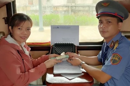 Hành khách Trần Văn Minh Tiên được đại diện Tổ tàu SE22 trao trả lại toàn bộ tài sản bỏ quên trên tàu.