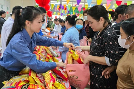 Bệnh nhân nghèo nhận quà tại Chương trình "Phiên chợ Tết 0 đồng".