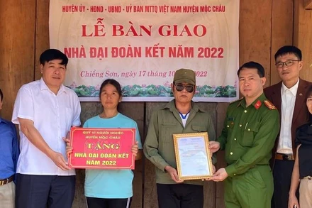 Các đơn vị trao nhà đại đoàn kết cho hộ nghèo tại xã Chiềng Sơn, huyện Mộc Châu.