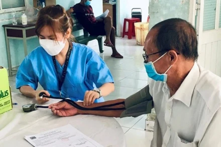 Bác sĩ Trạm y tế xã Tân Thạnh Tây, huyện Củ Chi, Thành phố Hồ Chí Minh thăm khám cho bệnh nhân. (Ảnh minh họa/MAI ANH)