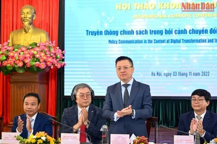Tổng Biên tập Báo Nhân Dân Lê Quốc Minh, Giám đốc quốc gia KOICA Việt Nam Cho Han-Deog, Giám đốc Học viện Báo chí và Tuyên truyền Phạm Minh Sơn và các đại biểu chủ trì Hội thảo.