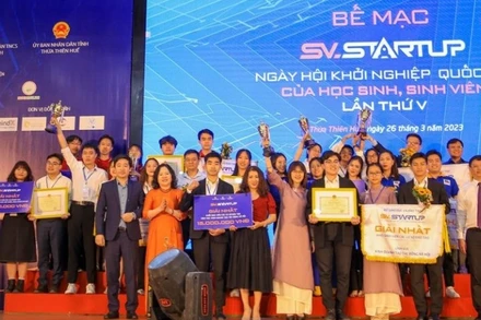 Thứ trưởng Ngô Thị Minh và Phó Chủ tịch Thường trực UBND tỉnh Thừa Thiên Huế Nguyễn Thanh Bình trao giải nhất khối sinh viên các cơ sở đào tạo trong lĩnh vực: kinh doanh, tạo tác động xã hội.