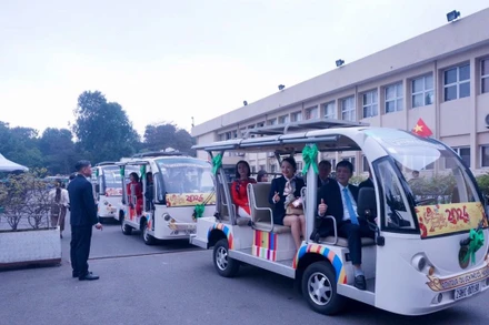 Các đại biểu tham gia trải nghiệm tuyến xe điện kết nối Hoàng thành Thăng Long với Phố cổ Hà Nội.