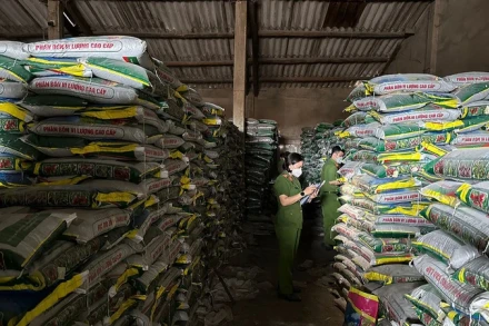 Lực lượng Cảnh sát kinh tế Công an tỉnh Quảng Ngãi kiểm kho phân bón giả của Công ty trách nhiệm hữu hạn một thành viên Việt Đức. (Ảnh: Công an tỉnh Quảng Ngãi cung cấp)