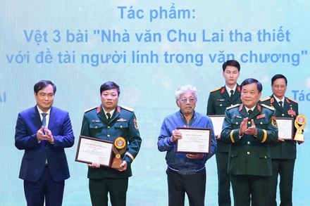 Ban tổ chức trao tặng giải A.