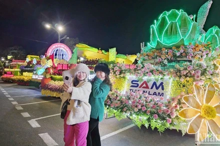 Người dân lưu lại khoảnh khắc cùng xe hoa. 