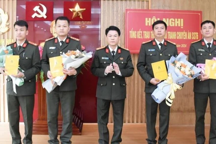 Lãnh đạo Công an tỉnh Thanh Hóa trao thưởng cho các tập thể tham gia chuyên án.