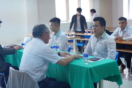 Sinh viên trực tiếp trả lời phỏng vấn, tìm kiếm việc làm tại sự kiện.