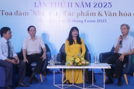 Các nhà văn Đà Nẵng tại tọa đàm “Nhà văn, Tác phẩm và Văn hóa đọc”.