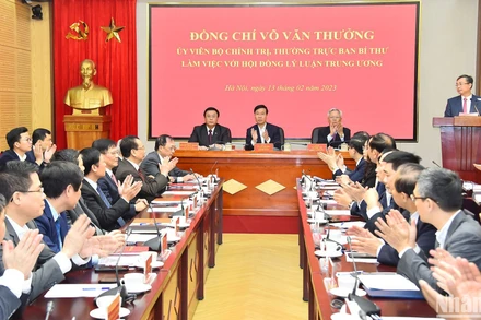 Quang cảnh buổi làm việc tại Trụ sở Hội đồng Lý luận Trung ương sáng 13/2. 