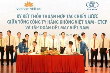 Lãnh đạo Vinatex và Vietnam Airlines ký thỏa thuận hợp tác.